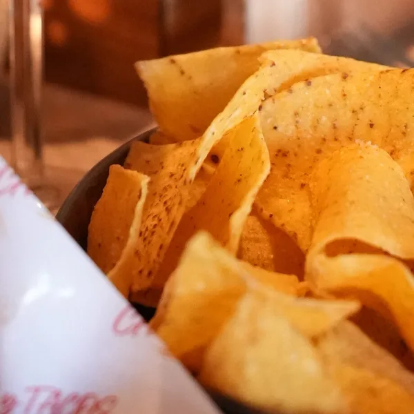 Tortillachips in een schaal op de bar