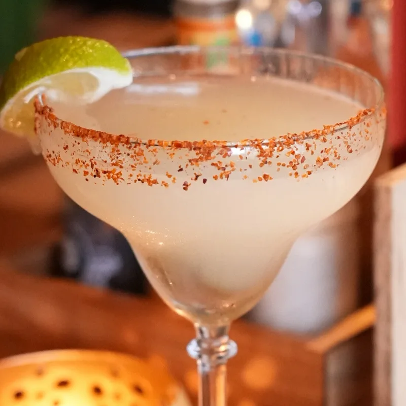 Cocktail met chilirand en limoen op de bar